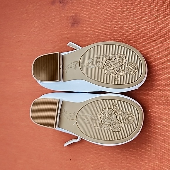 Children's Place Girls White Dress Shoe - Picture 5 of 6